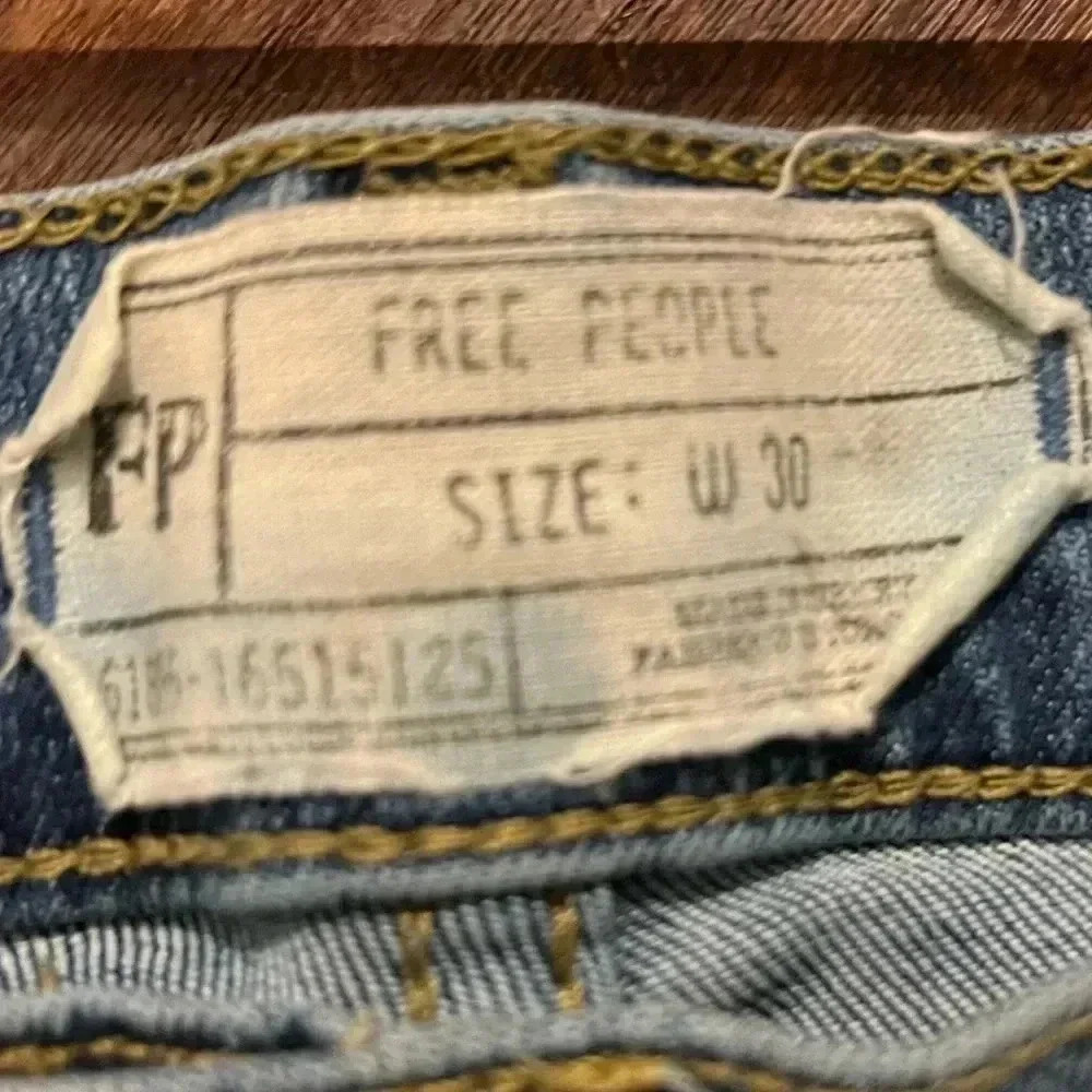 FREE PEOPLE Womens light wash blue denim skinny jeans button up size 30 EUC - Picture 3 of 5